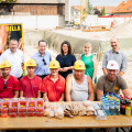 Hintere Reihe v.l.n.r.: Michael Besenböck (BILLA Frischemanager), Robert Nagele (BILLA Vorstand), Heidrun Puscher (BILLA Vertriebsleiterin), Veronika Reiter (Projektleiterin Filialbau BILLA) und Markus Kassan (BILLA Vertriebsmanager). Vordere Reihe: das Team Handler.