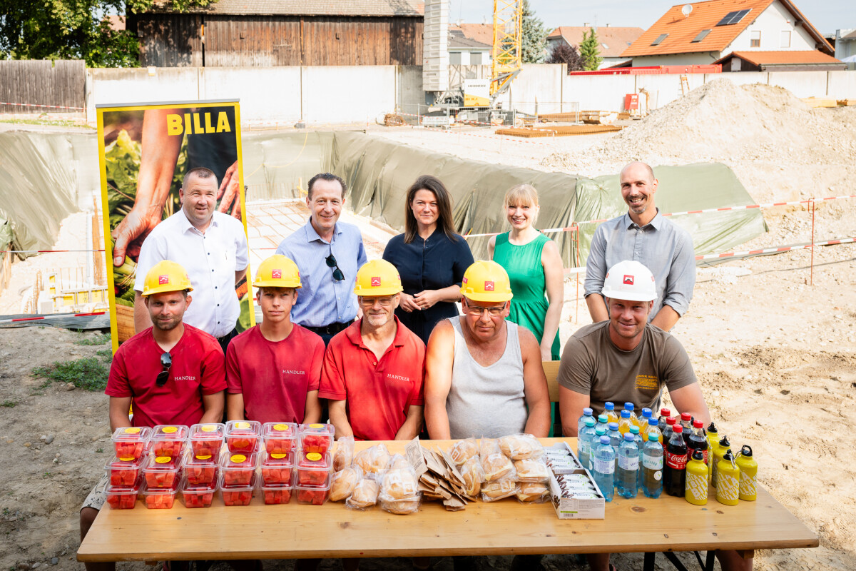 Hintere Reihe v.l.n.r.: Michael Besenböck (BILLA Frischemanager), Robert Nagele (BILLA Vorstand), Heidrun Puscher (BILLA Vertriebsleiterin), Veronika Reiter (Projektleiterin Filialbau BILLA) und Markus Kassan (BILLA Vertriebsmanager). Vordere Reihe: das Team Handler.