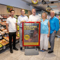 v.l.n.r.: Vahti Tekin (BILLA Marktmanager Gentzgasse 52), Alexander Poropatits-Anderl (BILLA Vertriebsleiter), Robert Zöchling, (Bezirksvorsteherin Stellvertreter des 18. Bezirkes der Stadt Wien), Therese Zöttl (Pädagogische Leiterin und Obmannstellvertreterin von Rainman’s Home) und Anton Diestelberger (Obmann von Rainman’s Home) freuen sich über den Start der „Stillen Stunde“ im BILLA Markt in der Gentzgasse 52 in Wien-Währing.