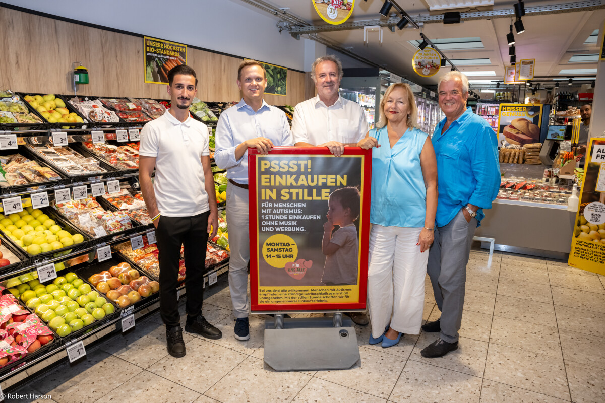 v.l.n.r.: Vahti Tekin (BILLA Marktmanager Gentzgasse 52), Alexander Poropatits-Anderl (BILLA Vertriebsleiter), Robert Zöchling, (Bezirksvorsteherin Stellvertreter des 18. Bezirkes der Stadt Wien), Therese Zöttl (Pädagogische Leiterin und Obmannstellvertreterin von Rainman’s Home) und Anton Diestelberger (Obmann von Rainman’s Home) freuen sich über den Start der „Stillen Stunde“ im BILLA Markt in der Gentzgasse 52 in Wien-Währing.