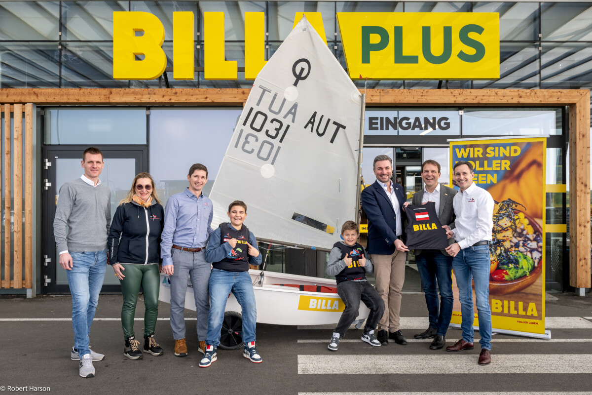 (v.l.n.r.): Roman Tullis (BILLA Partnership Management), Barbara Stelzl (Leitung Marketing & Kommunikation Österreichischer Segel-Verband), Stefan Scharnagl (Leiter Nachwuchs Österreichischer Segel-Verband), zwei begeisterte Nachwuchssegler, Dieter Schneider (Präsident Österreichischer Segel-Verband), Eric Scharnitz (BILLA Vertriebsdirektor) und Stefan Glanz-Michaelis (Generalsekretär Österreichischer Segel-Verband) freuen sich über die neue Partnerschaft.