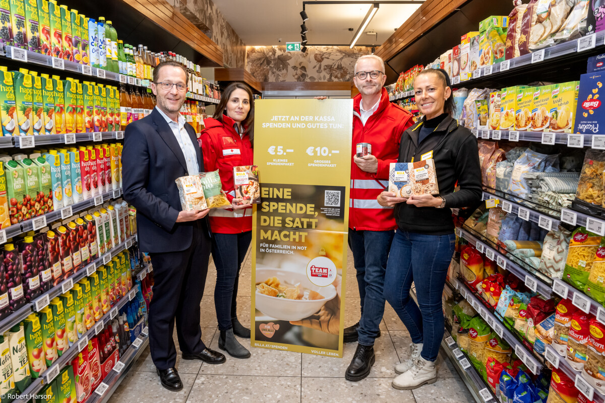 (v.l.n.r.): Robert Nagele (BILLA Vorstand), Eva Kimmes (Unternehmenskooperationen und Veranstaltungen des Österreichischen Roten Kreuz), Manfred Kumer (Leiter der Abteilung Philanthropie und Unternehmenskooperationen im Österreichischen Roten Kreuz) und BILLA Marktmanagerin Nermina Mlivo freuen sich über Wiederaufnahme der österreichweiten BILLA-Spendenaktion „Eine Spende, die satt macht“