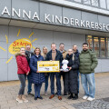 BILLA Vertriebsleiter Fabian Spicker (Mitte), BILLA Vertriebsmanager Kurt Döring (2.v.l.) sowie an der Spendenaktion beteiligte BILLA Marktmanager:innen überbrachten 10.300 Euro im Namen ihrer BILLA Kolleg:innen an die St. Anna Kinderkrebsforschung; Leiterin des Spendenbüros der St. Anna Kinderkrebsforschung Andrea Prantl (3.v.l.) übernahm den Scheck.