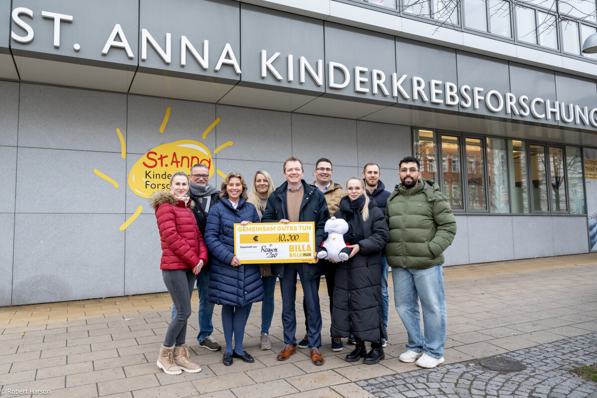 BILLA Vertriebsleiter Fabian Spicker (Mitte), BILLA Vertriebsmanager Kurt Döring (2.v.l.) sowie an der Spendenaktion beteiligte BILLA Marktmanager:innen überbrachten 10.300 Euro im Namen ihrer BILLA Kolleg:innen an die St. Anna Kinderkrebsforschung; Leiterin des Spendenbüros der St. Anna Kinderkrebsforschung Andrea Prantl (3.v.l.) übernahm den Scheck.