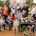 Birgit Kollek (Leitung WIENXTRA-Kinderinfo; 2.v.l.), Hamed Mohseni (BILLA Vertriebsdirektor in Wien), Vucko Schüchner (Geschäftsführer WIENXTRA-Kinderinfo) und Alexander Poropatits-Anderl (BILLA Vertriebsleiter) mit den Teilnehmer:innen der Sticker-Tauschbörse.