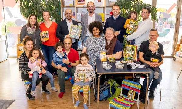 Birgit Kollek (Leitung WIENXTRA-Kinderinfo; 2.v.l.), Hamed Mohseni (BILLA Vertriebsdirektor in Wien), Vucko Schüchner (Geschäftsführer WIENXTRA-Kinderinfo) und Alexander Poropatits-Anderl (BILLA Vertriebsleiter) mit den Teilnehmer:innen der Sticker-Tauschbörse.