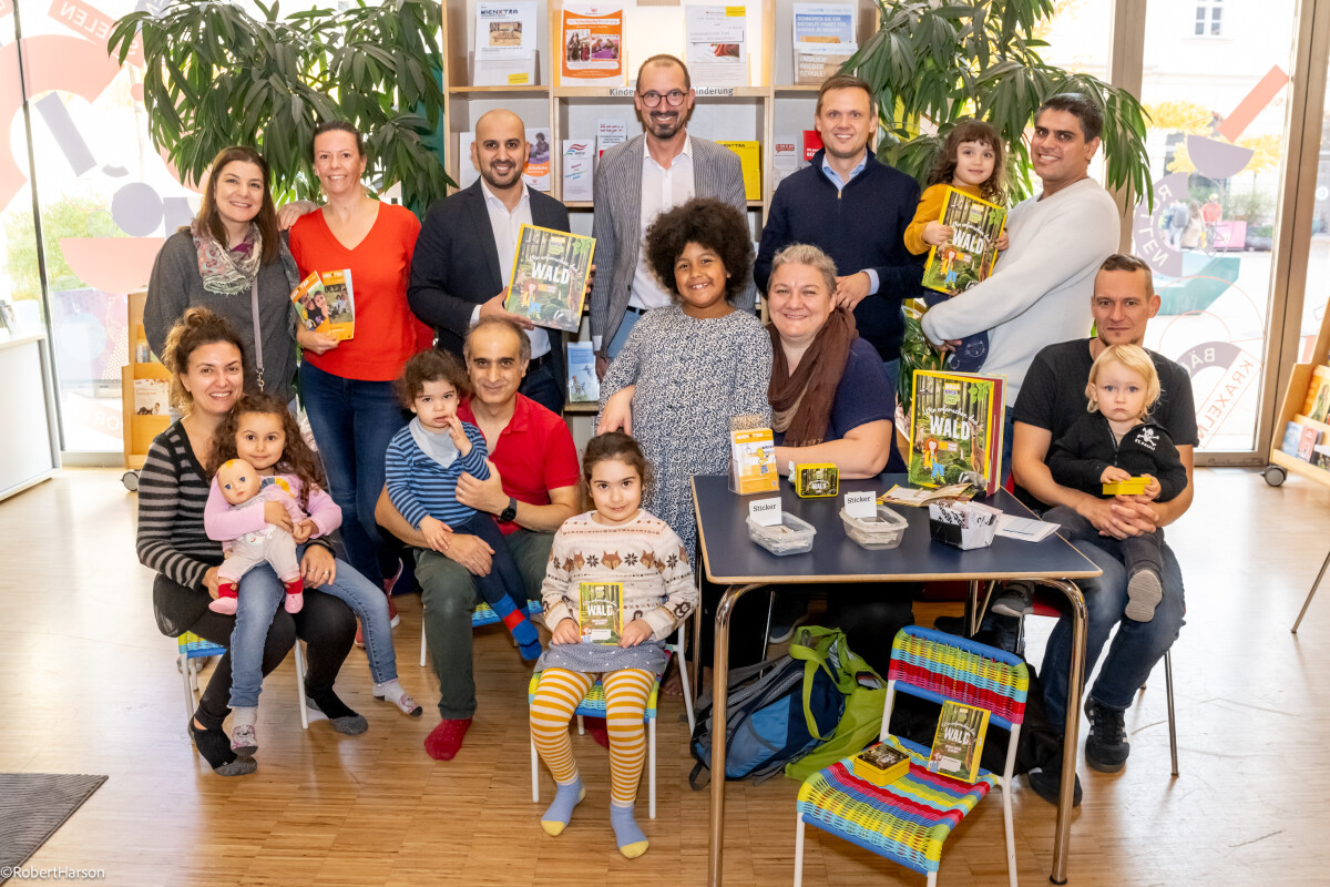 Birgit Kollek (Leitung WIENXTRA-Kinderinfo; 2.v.l.), Hamed Mohseni (BILLA Vertriebsdirektor in Wien), Vucko Schüchner (Geschäftsführer WIENXTRA-Kinderinfo) und Alexander Poropatits-Anderl (BILLA Vertriebsleiter) mit den Teilnehmer:innen der Sticker-Tauschbörse.