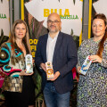 (v.l.n.r.): Verena Wiederkehr (BILLA Head of Plant-Based Business Development), Michael Paterno (BILLA Vorstand) und Daniela Schwarz-Knehtl (Leitung BILLA Marketing) setzen starkes Zeichen für plant-based Genuss bei BILLA.