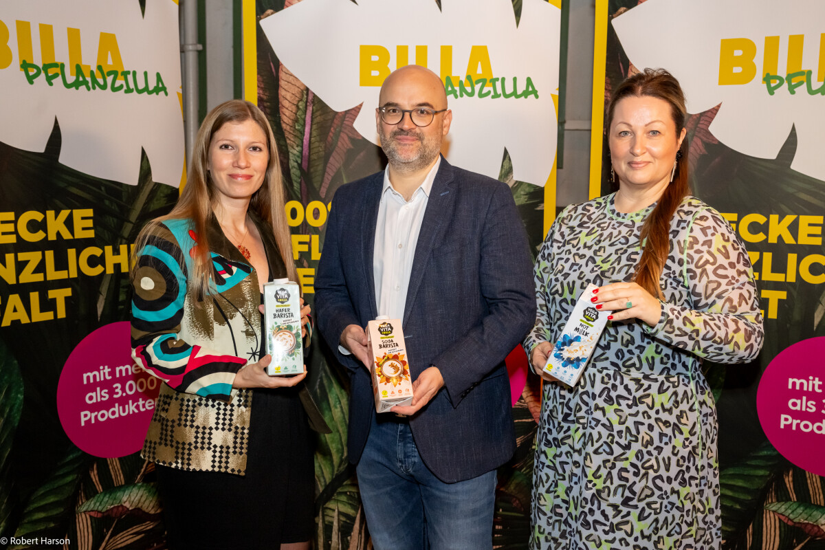 (v.l.n.r.): Verena Wiederkehr (BILLA Head of Plant-Based Business Development), Michael Paterno (BILLA Vorstand) und Daniela Schwarz-Knehtl (Leitung BILLA Marketing) setzen starkes Zeichen für plant-based Genuss bei BILLA.