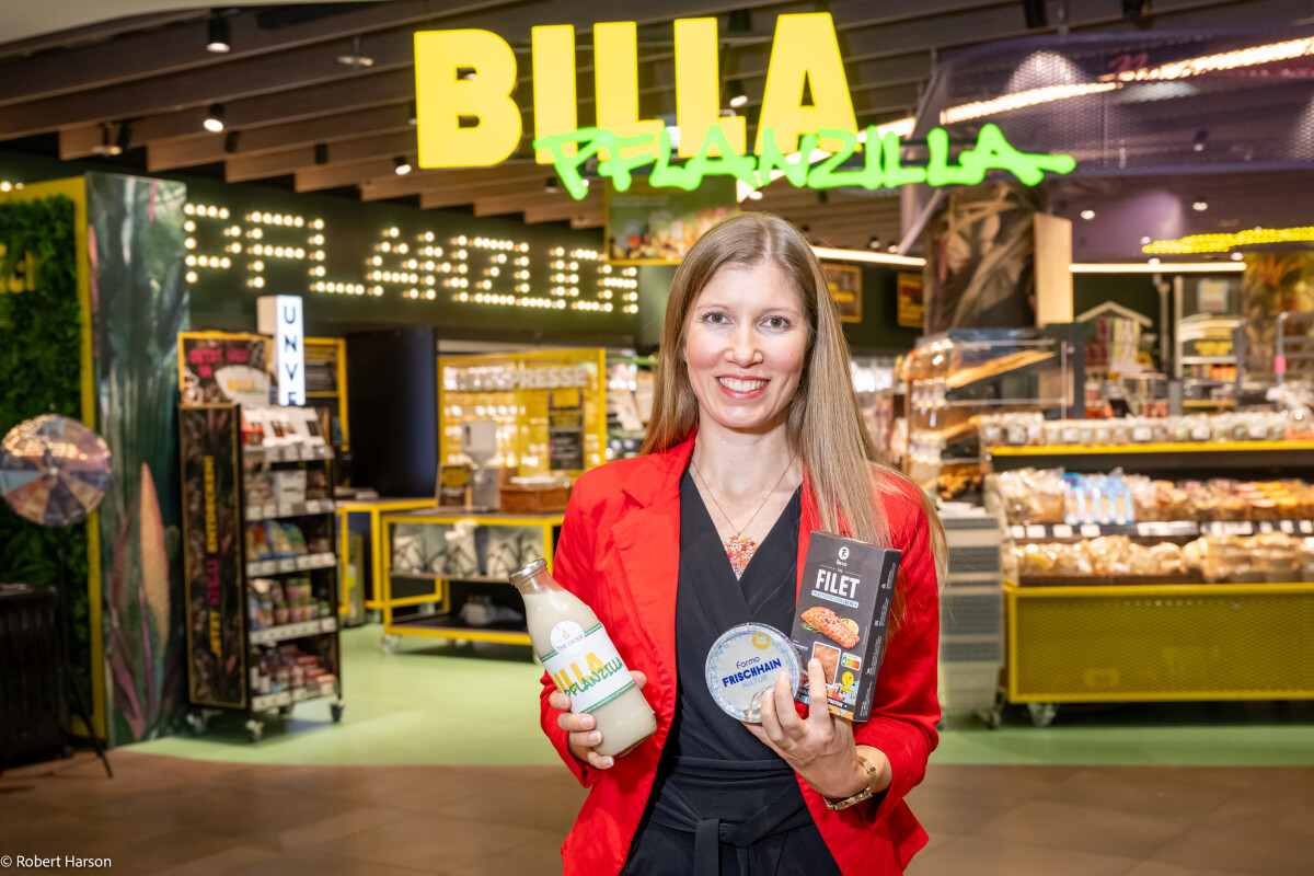 Verena Wiederkehr, BILLA Head of Plant-Based Business Development, mit dem neuen tierfreien Käse, dem preisreduzierten 3D-Lachsfilet und dem frisch gezapften Haferdrink.