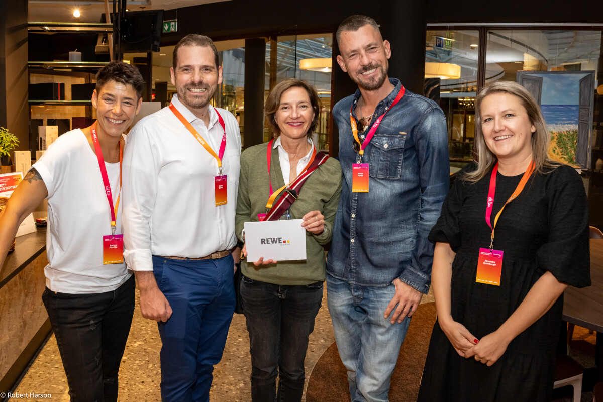 (v.l.n.r.): Die di.to Sprecher:innen Barbara Tutschka und Bogdan Bradila, Claudia Riebler (Direktorin Unternehmenskommunikation und Public Affairs REWE Handel International), Markus Kuntke (Head of Trend und Innovation bei REWE International AG) und Alexandra Hinterberger (Senior Communications Manager bei REWE International AG) freuten sich über das Get-together.