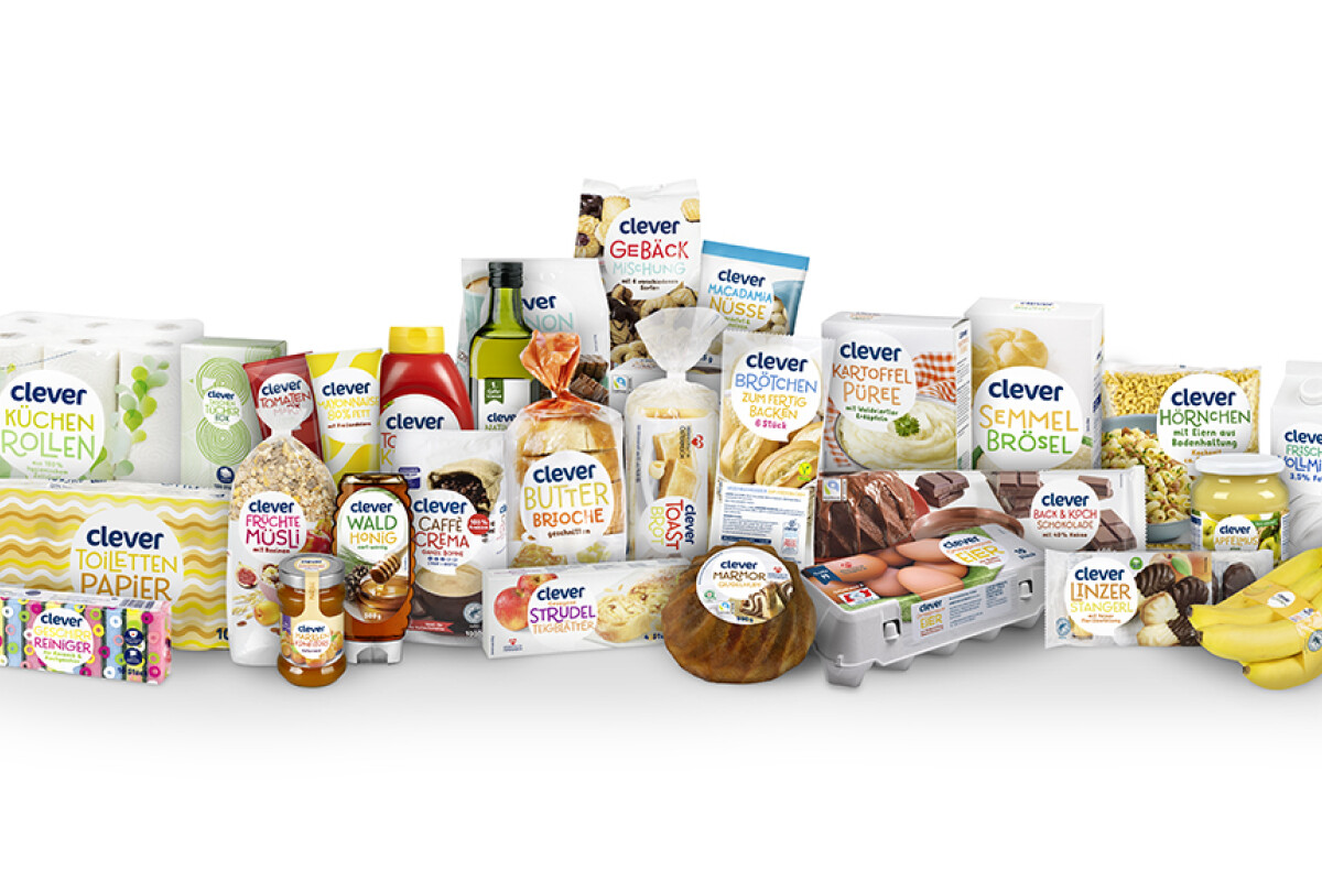 Verschiedene Produkte der Marke "clever" aufgereiht, darunter Küchenrollen, Bananen, Müsli, Buttergemüse, Kartoffelpüree, und Eier. Alle Artikel sind mit dem typischen clever-Logo gekennzeichnet.