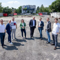 Markus Glück (Rubner Holzbau), Markus Kassan (BILLA Vertriebsmanager), Jürgen Pickl (Handler Bau Bauleiter), Heidrun Puscher (BILLA Vertriebsleiterin), Ernst Nevrivy (Bezirksvorsteher des 22. Wiener Gemeindebezirks Donaustadt), Robert Nagele (BILLA Vorstand), Eric Scharnitz (BILLA Vertriebsdirektor) und Joachim Eichinger (Planung und ÖBA Büro Baumeister Fürst) freuen sich über den Baustart des „grünsten“ BILLA Österreichs in der Wiener Pilotengasse.