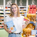 Ella Mills (britische Bestsellerautorin und Gründerin von „Deliciously Ella“) begrüßte plant-based Fans im Wiener BILLA PFLANZILLA zum Meet-and-Greet und zur Verkostung von Deliciously Ella Produkten.