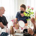 „feel again“ unterstützt an Krebs erkrankte Frauen mit kostenlosen Wohlfühlvormittagen, die ein Make-up-Coaching und ein Fotoshooting beinhalten.