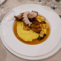 Als Hauptgang wurden der BILLA Genusswelt Schweinsbraten Noble Roast und Pork Royal in Kooperation mit AUMAERK mit Polenta und Ofengemüse gekocht.