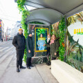 (v.l.n.r.): Stefan Lippert (Chief Creative Officer & Partner Tante Emma), Angela Heinicke (Mindshare), Nicole Affenzeller (Mindshare) und Elisabeth Strutz (Stabstelle Media BILLA Marketing) bei der Straßenbahnstation im PFLANZILLA Look.