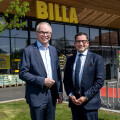 (v.l.n.r.): Dr. Stephan Pernkopf, Landeshauptfrau-Stellvertreter in Niederösterreich, und Marcel Haraszti, Vorstand der Rewe International AG, besuchten modernisierten „grünen“ BILLA Markt in Oberwaltersdorf.