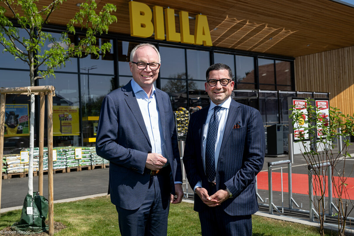 (v.l.n.r.): Dr. Stephan Pernkopf, Landeshauptfrau-Stellvertreter in Niederösterreich, und Marcel Haraszti, Vorstand der Rewe International AG, besuchten modernisierten „grünen“ BILLA Markt in Oberwaltersdorf.