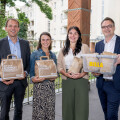 (v.l.n.r.) Eric Scharnitz (BILLA Vertriebsdirektor), Magdalena Pyka-Dietrich (Teach For Austria Unternehmenskooperationen), Magdalena Zak (Vienna Hobby Lobby stellvertretende Geschäftsführerin & Operatives Management), sowie Jürgen Marker (BILLA Vertriebsleiter) freuen sich, dass 150 Schüler:innen im Rahmen der diesjährigen Sommerwochen mit BILLA Jausensackerl unterstützt werden konnten.