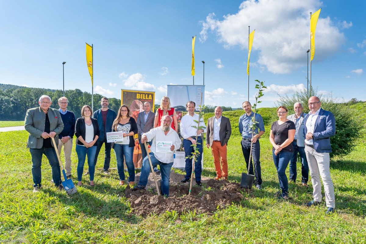 v.l.:  Johann Hell, Bgm. Böheimkirchen, Georg Ockermüller, Bgm. Eichgraben, Christina Öhlzelt, Geschäftsführerin LEADER Region, Rupert Hobl, Bgm. Stössing, Karin Winter, Obfrau LEADER Region und Bgm. von Maria Anzbach, Hermann Katzensteiner, Bgm. Brand-Laaben, Claudia Holzer, Filialleiterin BILLA Neulengbach, Hans Kießling, Förster Pflanzenwerkstatt Grafenweiden, Robert Nagele, Vorstand BILLA MERKUR Österreich Ressort Immobilien, Werner Komosny, BILLA Regionalmanager, Ronald Würflinger, Geschäftsführer Blühendes Österreich, Irmgard Schibich, Bgm. Neustift-Innermanzing, Franz Wohlmuth, Bgm. Neulengbach, Franz Lembacher, Leiter Bestandsmanagement BILLA MERKUR Österreich