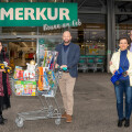 v.l.: Valentina Rieder (Vorstandsmitglied der Kinder-Krebshilfe WIEN-NÖ-BGLD), Harald Mießner (Vorstand Vertrieb bei BILLA MERKUR Österreich) und Margit und Alois Öllerer (Inhaber von AIRMOVING)