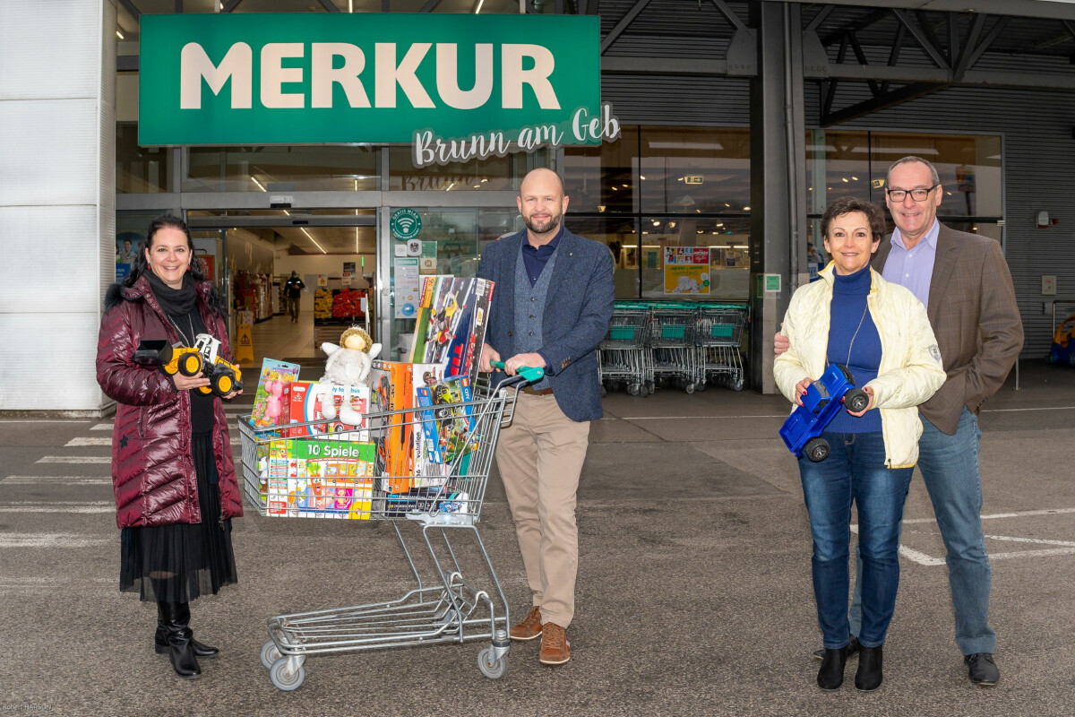 v.l.: Valentina Rieder (Vorstandsmitglied der Kinder-Krebshilfe WIEN-NÖ-BGLD), Harald Mießner (Vorstand Vertrieb bei BILLA MERKUR Österreich) und Margit und Alois Öllerer (Inhaber von AIRMOVING)