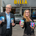 Hermann Weiß, BILLA-Vertriebsdirektor, bei der Übergabe der Playmobil-Figuren an Nicole Meissner, Geschäftsführerin der St. Elisabeth-Stiftung.