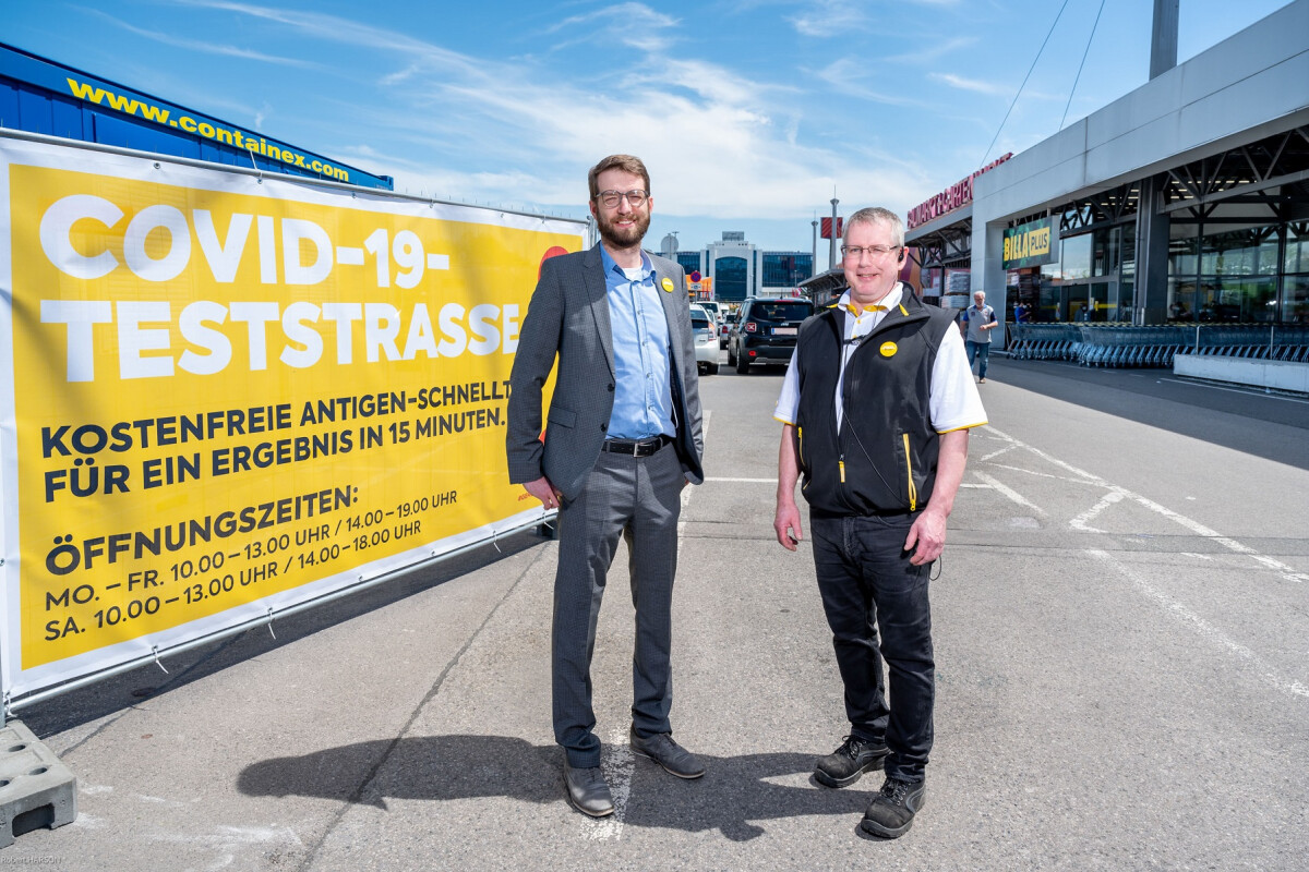 v.l.: Gerhard Eichinger (Marktmanager BILLA PLUS Brunn am Gebirge) und Andreas Höfferer (Bereichsleitung Obst & Gemüse BILLA PLUS Brunn am Gebirge) freuen sich über die praktische neue Testmöglichkeit.