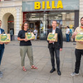 v.l.: Alexander Poropatits, BILLA Vertriebsmanager, Judith Hartweger, Leiterin der Gruft, Ekhard Oberleitner, BILLA PLUS Marktmanager in der Mariahilfer Straße 38-48, und Georg Zimmermann, BILLA Marktmanager in der Lindengasse 60-62 freuen sich über die neue Spendenaktion an die Gruft.