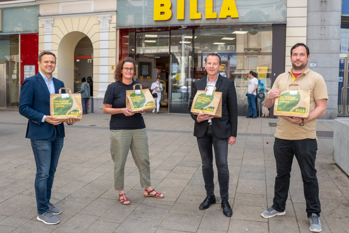 v.l.: Alexander Poropatits, BILLA Vertriebsmanager, Judith Hartweger, Leiterin der Gruft, Ekhard Oberleitner, BILLA PLUS Marktmanager in der Mariahilfer Straße 38-48, und Georg Zimmermann, BILLA Marktmanager in der Lindengasse 60-62 freuen sich über die neue Spendenaktion an die Gruft.