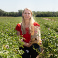 Klaudia Atzmüller, Geschäftsführerin von Ja! Natürlich, mit den neuen Ja! Natürlich Bio-Früherdäpfeln