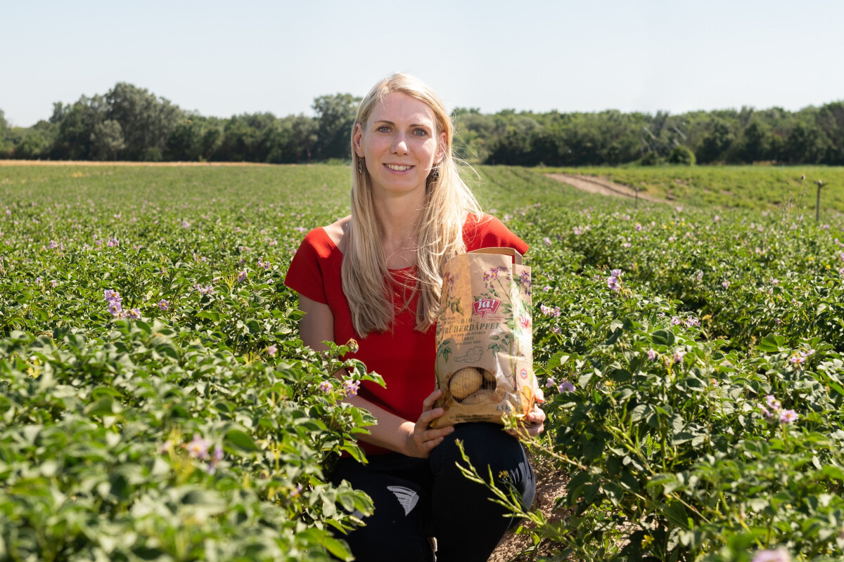 Klaudia Atzmüller, Geschäftsführerin von Ja! Natürlich, mit den neuen Ja! Natürlich Bio-Früherdäpfeln