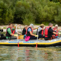 Das Ja! Natürlich Team befreite in Schlauchbooten und zu Fuß den Donau-Abschnitt zwischen Fischamend und Haslau von Müll.