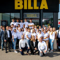 Eric Scharnitz (BILLA Vertriebsdirektor, 3.v.l.), Harald Mießner (BILLA Vorstand Vertrieb, r. außen) und sein Team wünschen den Lehrlingen viel Erfolg bei der Leitung des BILLA Marktes in Stockerau.