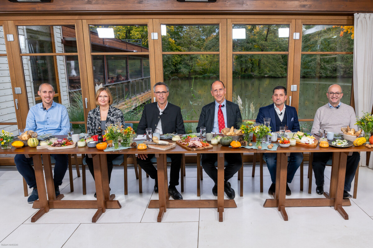 v.l.: Johann Stutz (Privatperson), Gabriele Zgubic-Engleder (Leiterin Konsumentenpolitik in der Arbeiterkammer Wien), Georg Strasser (Präsident des Österreichischen Bauernbundes und Abgeordneter zum Nationalrat), Moderator Peter Filzmaier (Politikwissenschafter und Universitätsdozent), Marcel Haraszti (Vorstand REWE International AG) und Andreas Steidl (Geschäftsführer Ja! Natürlich) beim ersten BILLA Tischgespräch zum Thema Regionalität.