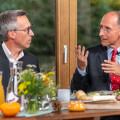 v.l.: Georg Strasser (Präsident des Österreichischen Bauernbundes und Abgeordneter zum Nationalrat) und Moderator Peter Filzmaier (Politikwissenschafter und Universitätsdozent) im regen Austausch zum Thema Regionalität.