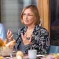 v.l.: Johann Stutz (Privatperson) und Gabriele Zgubic-Engleder (Leiterin Konsumentenpolitik in der Arbeiterkammer Wien) untermauerten ihre Argumente in der Debatte um Regionalität im Handel. Bild 10: Moderator Peter Filzmaier (Politikwissenschafter und Universitätsdozent) führte die Zuseher:innen durch die spannende Diskussion.