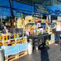 Vor dem Markt wurden den Kund:innen klassische Wiesn-Köstlichkeiten angeboten.