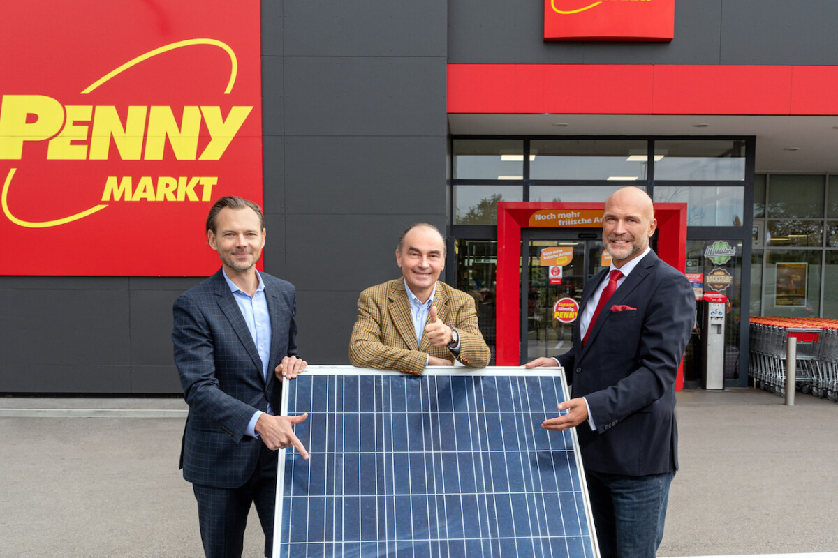 v.l.: Christian Schneider, Leitung PENNY Bautechnik, Dr. Andreas Linhart, Bürgermeister von Brunn am Gebirge, und PENNY-Geschäftsführer Ralf Teschmit freuen sich über die neue Photovoltaikanlage des Marktes in Brunn am Gebirge.