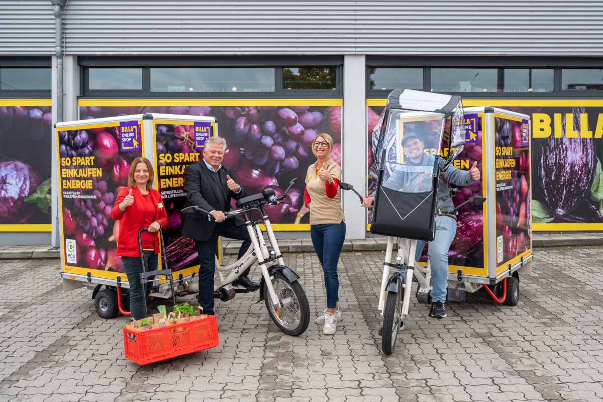 v.l.: Asima Ibric (BILLA E-Commerce Salzburg), Hannes Gruber (BILLA Vertriebsdirektor), Rabia Merdzic (BILLA Marktmanagerin Linzer Bundesstraße 104) und Felix Köndgen (BILLA E-Lastenfahrrad Lieferant) freuen sich über die innovativen E-Lastenräder in Salzburg.