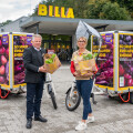 v.l.: Hannes Gruber (BILLA Vertriebsdirektor) und Rabia Merdzic (BILLA Marktmanagerin Linzer Bundesstraße 104) mit den E-Lastenfahrrädern vor dem BILLA Markt in der Linzer Bundesstraße 104.