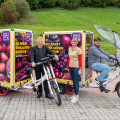 v.l.: Hannes Gruber (BILLA Vertriebsdirektor), Rabia Merdzic (BILLA Marktmanagerin Linzer Bundesstraße 104) und Felix Köndgen (BILLA E-Lastenfahrrad Lieferant).