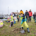 Kinder des Kindergartens St. Georgen an der Stiefing beim Einsetzen der Sträucher.