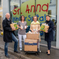 v.l.: Peter Merhar (BILLA Nachhaltigkeit), Katharina Pendl (Pädagogin), Barbara Hahn (Pflegedirektorin St. Anna Kinderspital) und Heidrun Puscher (BILLA Vertriebsmanagerin) freuen sich, die jungen Patient:innen mit den Nikolosackerln zu überraschen.