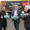 v.l.: Thai-Boxer Fadi Merza, PENNY Geschäftsführer Mario Märzinger und Bündnis Kinderschutz Präsident Roberto d’Atri freuen sich, Kindern Wärme und Geborgenheit spenden zu dürfen.