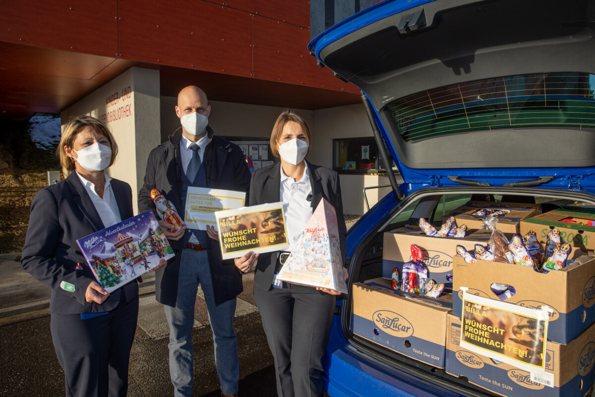 v.l.: Renate Zierler (Pflegeleitung Universitätsklinik für Kinder- und Jugendchirurgie), Peter Gschiel (BILLA Vertriebsdirektor) und Ulrike Kylianek (Pflegeleitung Universitätsklinik für Kinder- und Jugendheilkunde) bei der Übergabe der Süßwaren an die Landesklinik Graz.