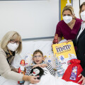 v.l.: Judith Tatschl, die Oma des Patienten, Patient Matteo Tatschl, Alexandra Dirnbauer (Stationsleitung Universitätsklinik für Kinder- und Jugendchirurgie) und Renate Zierler (Pflegeleitung Universitätsklinik für Kinder- und Jugendchirurgie) bei der Spendenübergabe.