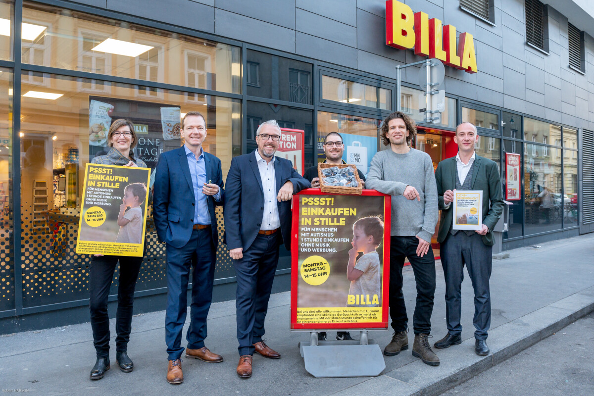 v.l.: Caroline Wallner-Mikl (REWE Disability Manager), Fabian Sticker (BILLA Vertriebsmanager), Hermann Weiß (BILLA Vertriebsdirektor), Miklos Koleski (BILLA Marktmanager in der Goldeggasse), Harmen Vuijk (Coaching & Projektmanagement Specialisterne) und Marc Hoff (BILLA Vertriebsmanager) freuen sich über die „Stille Stunde“ im BILLA Markt in der Goldeggasse.