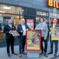 v.l.: Miklos Koleski (BILLA Marktmanager in der Goldeggasse), Hermann Weiß (BILLA Vertriebsdirektor), Harmen Vuijk (Coaching & Projektmanagement Specialisterne) und Marc Hoff (BILLA Vertriebsmanager) vor dem BILLA Markt in der Goldeggasse.